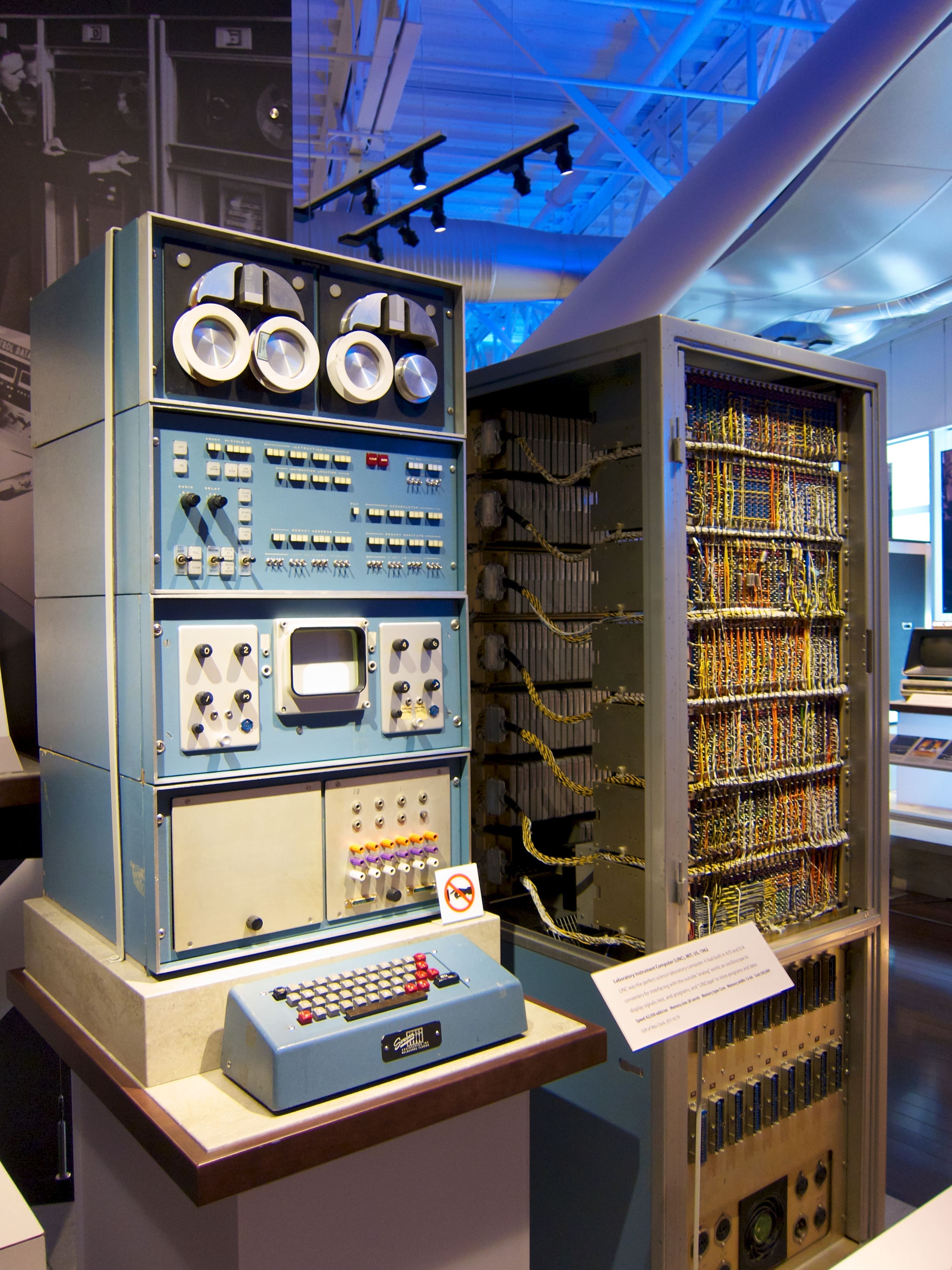 Clark and Molnar Invent the LINC