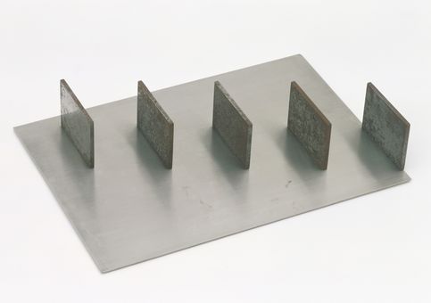 Metzger’s model for Five Screens with Computer: five upright steel plates standing on a steel base, the maquette for the computer-controlled auto-destructive monument.