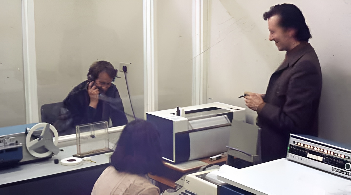 Stroud Cornock (left) and Ernest Edmonds (right) in 1969 with a participant interacting with their Datapack computer artwork.