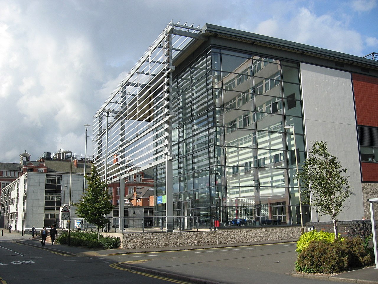 Leicester Polytechnic officially Becomes De Montfort University