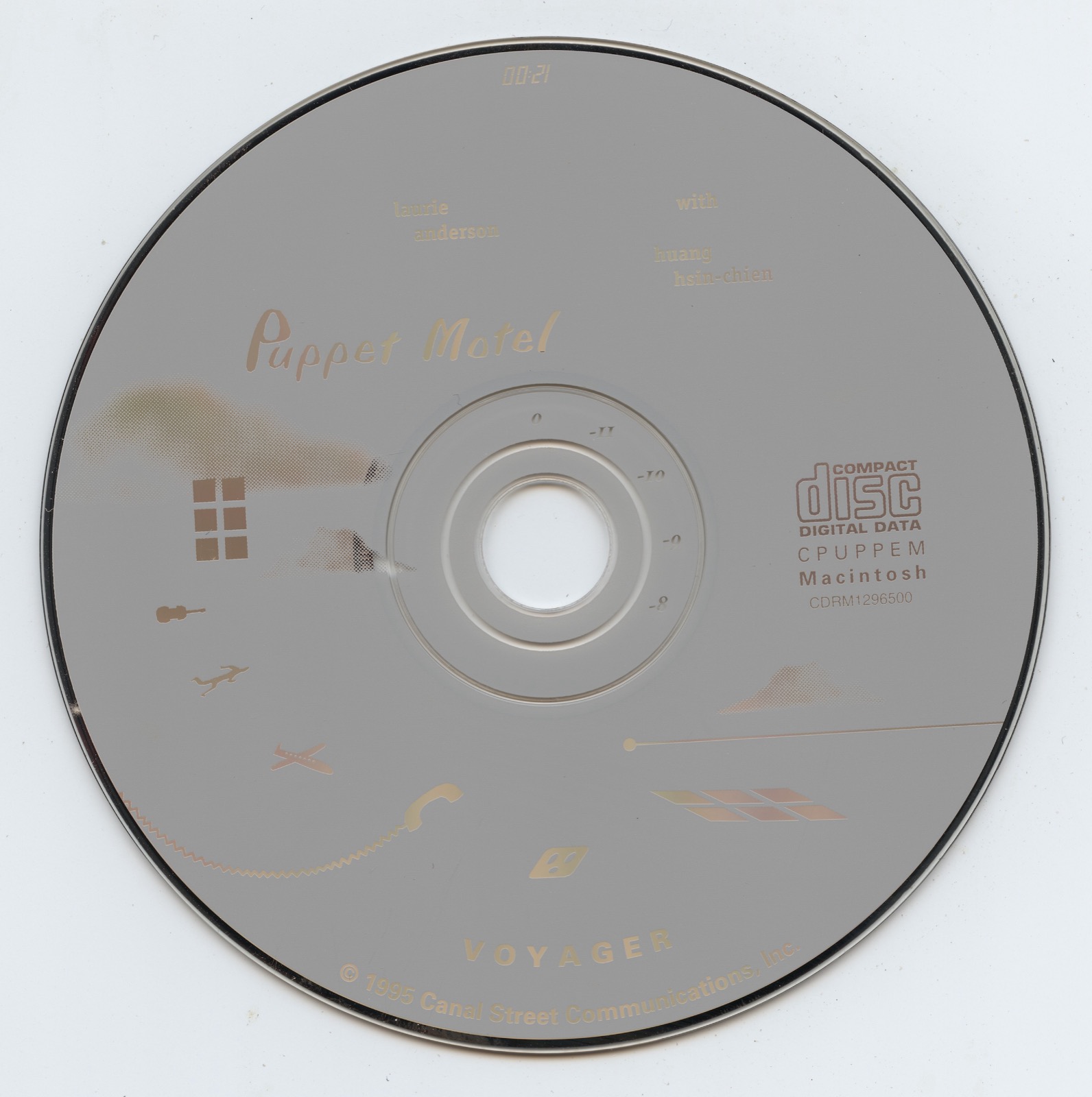 A scan of the Puppet Motel disc itself, showing the Voyager label art, the credit to Laurie Anderson with Huang Hsin-Chien and the line '© 1995 Canal Street Communications, Inc.'