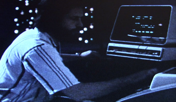 Vladimir Bonačić — who organised the Bat-Sheva Seminar in Jerusalem the previous year — at a computer terminal in his 1975 solo exhibition at The Israel Museum, his light objects glowing behind him.