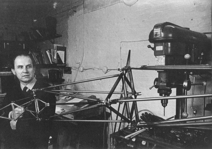 The Senster photographed with its maker, Edward Ihnatowicz.