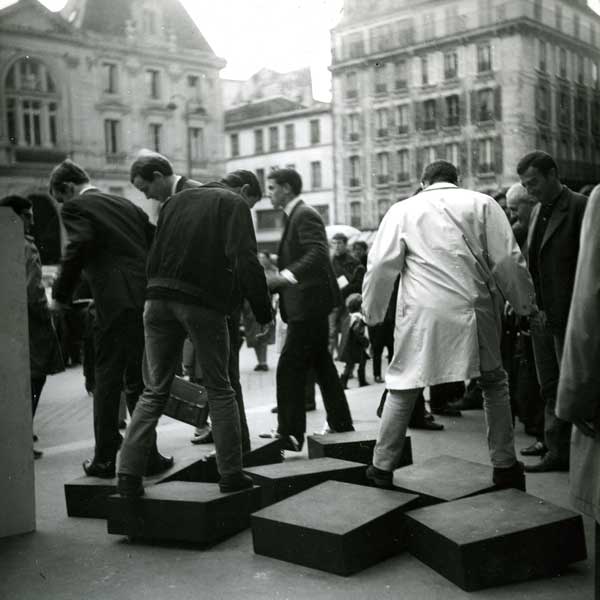 Vera Molnar Co-Founds Centre de Recherche d’Art Visuel, (later Groupe de Recherche d’Art Visuel (GRAV))