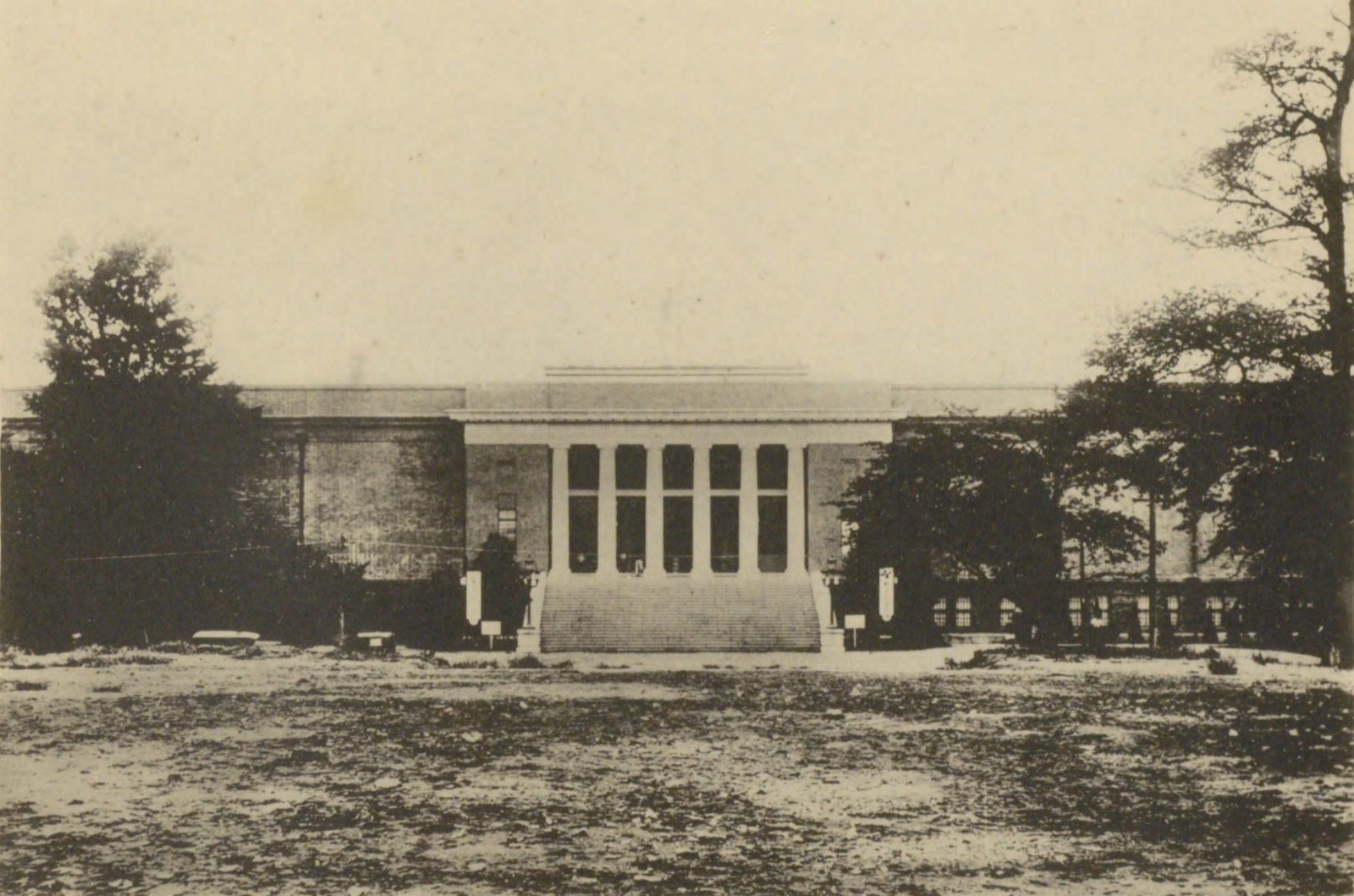 The 1926 Okada Shin'ichirō building of the Tokyo Metropolitan Art Museum in Ueno — the hall that housed the Yomiuri Indépendant from 1949 until the exhibition ended in 1963; the building was demolished in 1977.